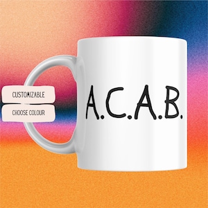 Könnte beinhalten: Weiße Keramiktasse mit einer schwarzen Aufschrift "A.C.A.B."