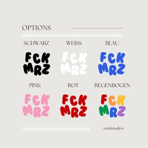 Op de afbeelding: Een grafisch ontwerp met de tekst "FCK MRZ" in verschillende kleuren, waaronder zwart, wit, blauw, roze, rood en regenboog. De tekst wordt weergegeven in een vetgedrukt, bubbelvormig lettertype.