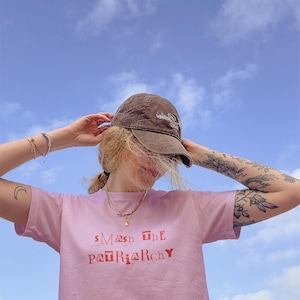 Camiseta feminista "¡Abajo el patriarcado, nena!" | Regalo para el activismo por la igualdad y el empoderamiento femenino | Algodón orgánico vegano imagen 2