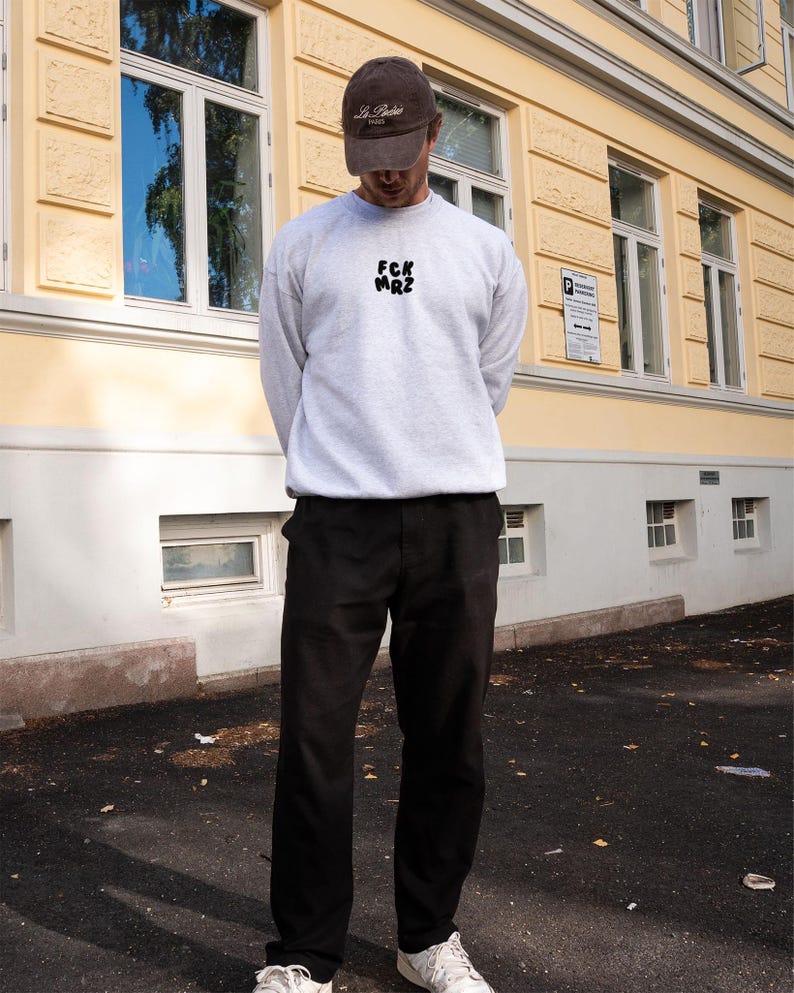 FCK MRZ Pullover – Statementtrui tegen rechtse agitatie en Merz-ideologie | Unisex streetwear met attitude | Biologisch katoen en eerlijke mode afbeelding 3