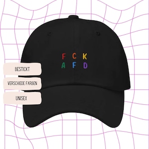 Op de afbeelding: Een zwarte baseballpet met het woord "FCK AFD" geborduurd in regenboogkleuren.