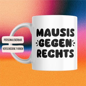Könnte beinhalten: Weiße Keramiktasse mit einer schwarzen Grafik, auf der "Mausis Gegen Rechts" steht. Die Tasse ist personalisierbar und in verschiedenen Farben erhältlich.