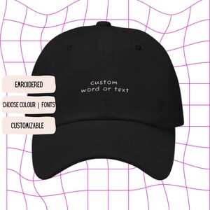Op de afbeelding: Zwarte geborduurde baseballpet met de tekst "custom word or text" in wit. De pet is aanpasbaar met een keuze aan kleuren en lettertypen.