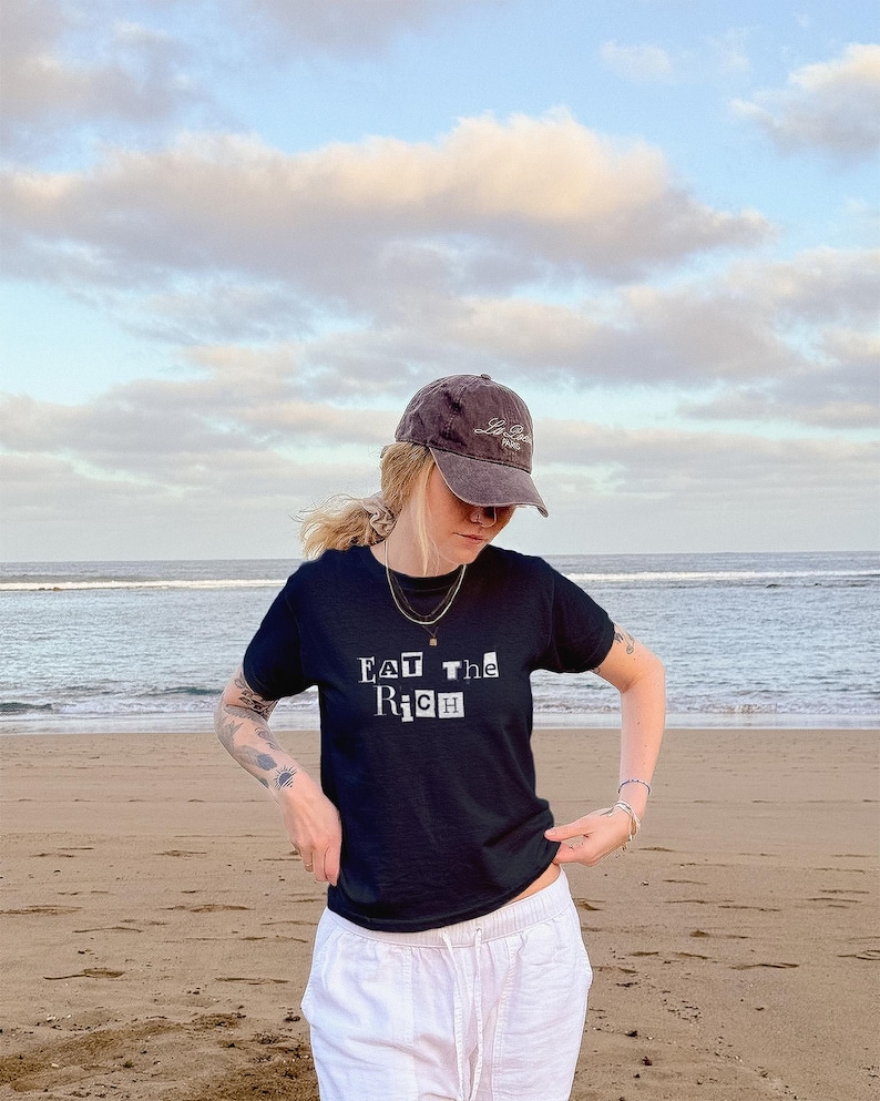 Eat the Rich Baby Tee – Y2K Statement Shirt! Anti-Kapitalismus Mode, Fair & Sustainable, Protest Streetwear für Rebellinnen Feminismus Shirt Bild 3