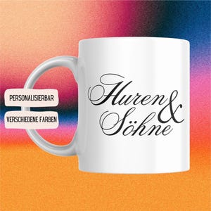 Op de afbeelding: Witte keramische mok met een zwart, cursief ontwerp dat "Huren & Söhne" zegt. De mok is personaliseerbaar en verkrijgbaar in verschillende kleuren.