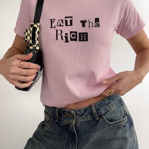 Eat the Rich Baby Tee – Y2K Statement Shirt! Anti-Kapitalismus Mode, Fair & Sustainable, Protest Streetwear für Rebellinnen Feminismus Shirt Bild 2