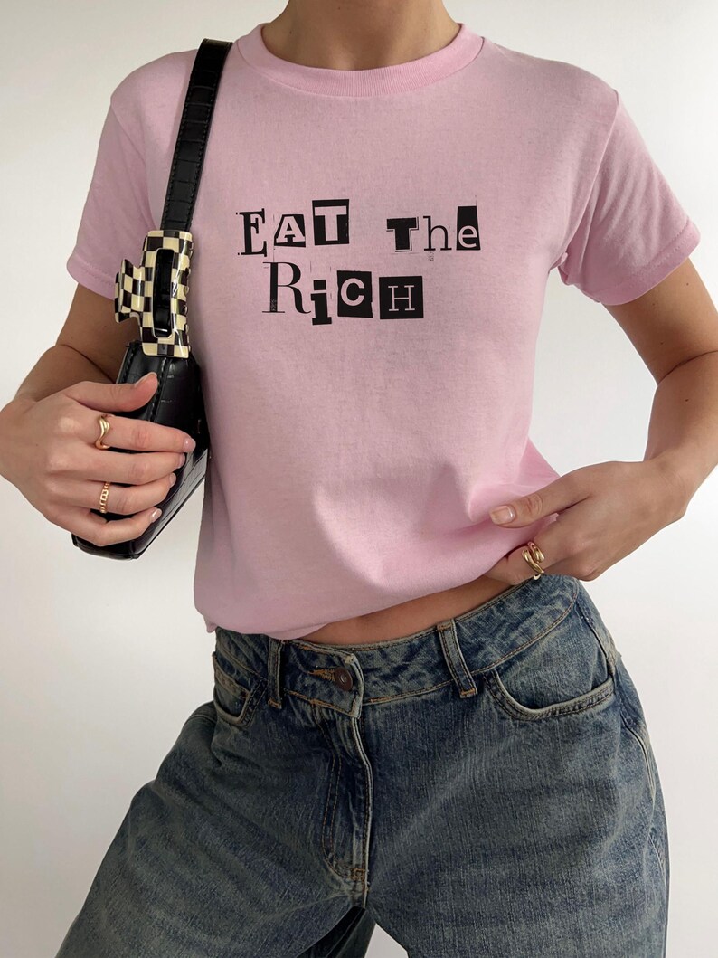 Eat the Rich Baby Tee – Y2K Statement Shirt! Anti-Kapitalismus Mode, Fair & Sustainable, Protest Streetwear für Rebellinnen Feminismus Shirt Bild 2