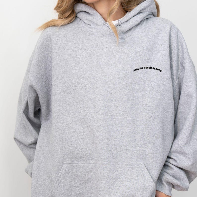 May include: A gray hooded sweatshirt with the text "MAUSIS GEGEN RECHTS" embroidered on the front.