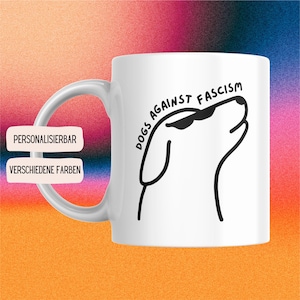 Può includere: Tazza in ceramica bianca con un disegno a linea nera di un cane con occhiali da sole e il testo "Dogs Against Fascism".