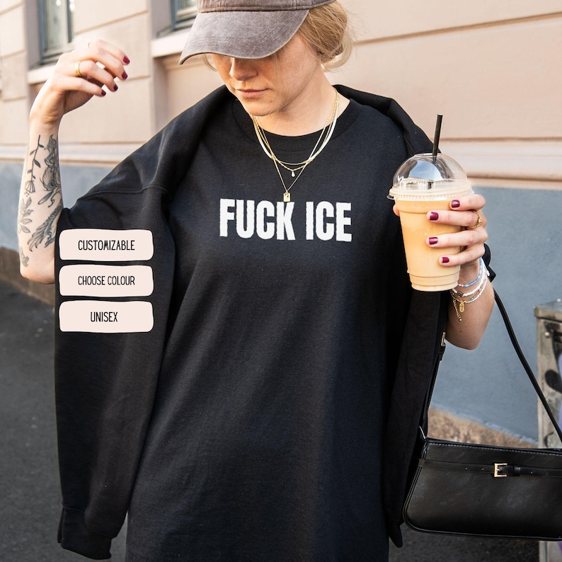 K&ouml;nnte beinhalten: Schwarzes Unisex-Sweatshirt mit dem Text "FUCK ICE" in wei&szlig;en Blockbuchstaben. Das Bild enth&auml;lt auch drei wei&szlig;e rechteckige Etiketten mit der Aufschrift "CUSTOMIZABLE", "CHOOSE COLOUR" und "UNISEX".