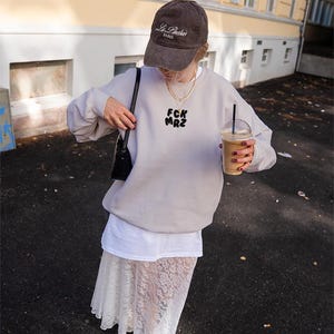FCK MRZ Pullover – Statementtrui tegen rechtse agitatie en Merz-ideologie | Unisex streetwear met attitude | Biologisch katoen en eerlijke mode afbeelding 5