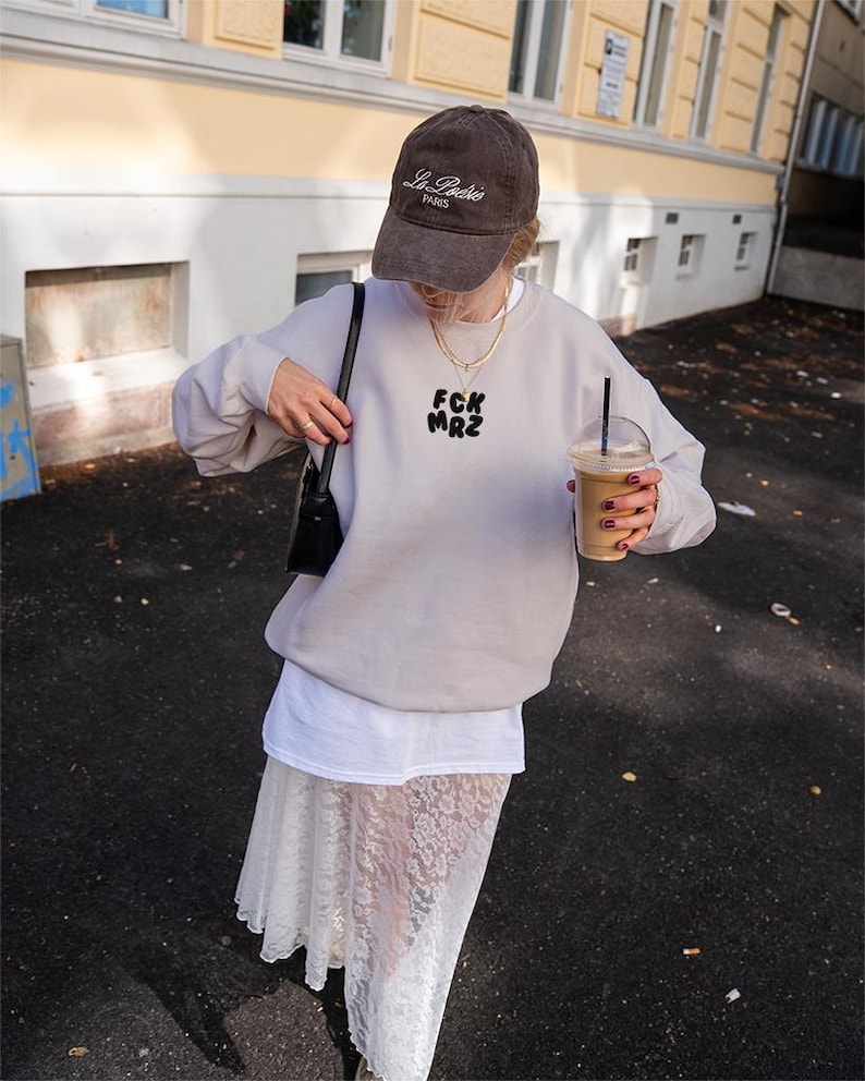 FCK MRZ Pullover – Statementtrui tegen rechtse agitatie en Merz-ideologie | Unisex streetwear met attitude | Biologisch katoen en eerlijke mode afbeelding 5