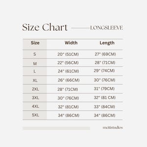 Op de afbeelding: Maattabel voor shirts met lange mouwen met metingen in inches en centimeters. De tabel toont maten S tot en met 5XL met de bijbehorende breedte- en lengtemetingen.