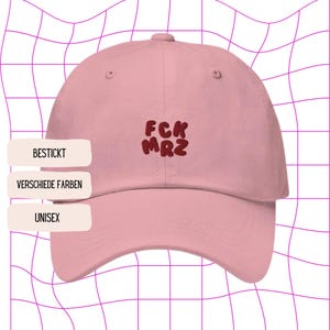 Könnte beinhalten: Rosa Baseballkappe mit dem gestickten Text "FCK MRZ" in Rot.
