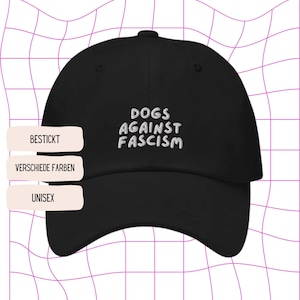 Może przedstawiać: Czarna czapka bejsbol&oacute;wka z białym haftem z napisem "DOGS AGAINST FASCISM".