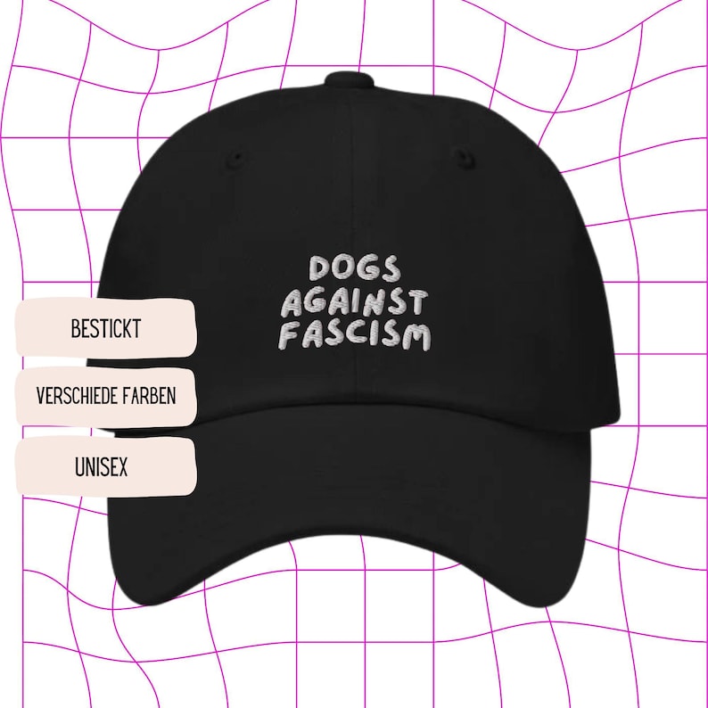 Może przedstawiać: Czarna czapka bejsbol&oacute;wka z białym haftem z napisem "DOGS AGAINST FASCISM".