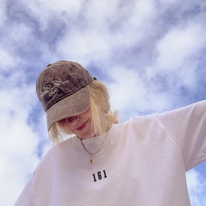161 Maglietta ricamata Antifa | Maglietta con dichiarazione antifascista contro la discriminazione e il razzismo | Abbigliamento streetwear di sinistra per attivisti immagine 4