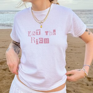 Eat the Rich Baby Tee – Y2K Statement Shirt! Anti-Kapitalismus Mode, Fair & Sustainable, Protest Streetwear für Rebellinnen Feminismus Shirt Bild 4