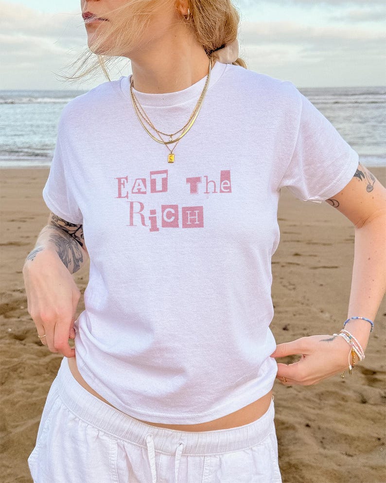 Eat the Rich Baby Tee – Y2K Statement Shirt! Anti-Kapitalismus Mode, Fair & Sustainable, Protest Streetwear für Rebellinnen Feminismus Shirt Bild 4