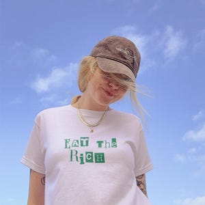 Eat the Rich Baby Tee – Y2K Statement Shirt! Anti-Kapitalismus Mode, Fair & Sustainable, Protest Streetwear für Rebellinnen Feminismus Shirt Bild 5
