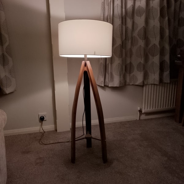 Lámpara de pie de roble