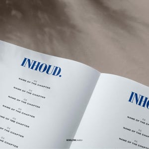 Op de afbeelding: Een witte pagina met het woord "INHOUD." in blauw bovenaan gedrukt. De pagina is verdeeld in twee kolommen, elk met een lijst met nummers en tekst. De tekst in elke kolom luidt "NAME OF THE CHAPTER" en wordt meerdere keren herhaald. De tekst "GOGLOW creative" is in blauw onderaan de pagina gedrukt.