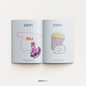 Op de afbeelding: Twee open pagina's van een notitieboek met een roze en blauw ontwerp. De linkerpagina toont een cartoonillustratie van een vrouw in een roze jurk die danst voor een kaart van Spanje met het woord "Hola" erop. De rechterpagina toont een cartoonillustratie van een emmer popcorn met een kaartje waarop "ticket movie" staat.
