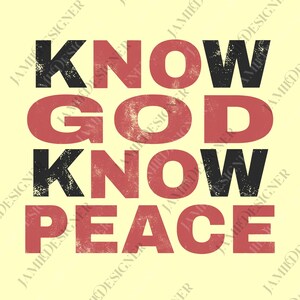 Può includere: Grafica quadrata con le parole "KNOW GOD KNOW PEACE" in un font invecchiato. Le parole sono impilate verticalmente, con "KNOW" in nero, "GOD" in rosso e "PEACE" in rosso. Lo sfondo è giallo pallido.