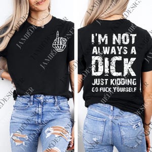 Pode incluir: Camiseta preta com uma mão de esqueleto branca mostrando o dedo do meio na frente. A parte de trás da camiseta tem o texto "I'M NOT ALWAYS A DICK JUST KIDDING GO FUCK YOURSELF" em uma fonte desgastada.