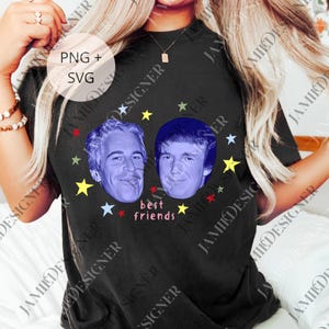 Può includere: T-shirt nero con due ritratti blu e la scritta rosa "best friends". Il design include stelle colorate. Un capo casual per l'uso quotidiano.