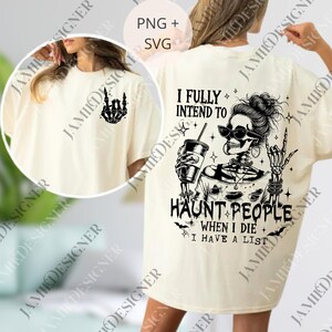 以下が含まれることがあります： クリーム色のTシャツ。前面には骸骨の手のジェスチャー、背面にはサングラスをかけた骸骨が飲み物を持っており、「I FULLY INTEND TO HAUNT PEOPLE WHEN I DIE I HAVE A LIST」のテキストがプリントされています。