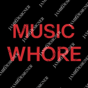 Könnte beinhalten: Schwarzer Hintergrund mit den Worten "MUSIC WHORE" in fetten roten Buchstaben. Die Wörter sind zentriert und nehmen den größten Teil des Bildes ein. Die Worte "JAMII DESIGNER" wiederholen sich diagonal.