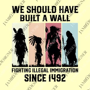 Op de afbeelding: Een grafisch ontwerp met de tekst "WE SHOULD HAVE BUILT A WALL" boven vier silhouetten. Daaronder staat de tekst "FIGHTING ILLEGAL IMMIGRATION SINCE 1492". De achtergrond is lichtgeel.