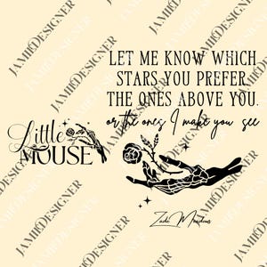 Peut inclure: Un design numérique avec le texte "Let me know which stars you prefer, the ones above you, or the ones I make you see." Le design comprend une main de squelette tenant une rose et les mots "Little Mouse" en police décorative.