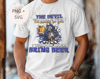 Puede incluir: Camiseta blanca con un diseño de un pirata esqueleto sosteniendo una jarra de cerveza. El texto dice "THE DEVIL WHISPERED TO ME I'm coming for you" y "I WHISPER BACK BRING BEER". Incluye opciones de archivos PNG y SVG.