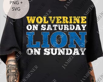 Puede incluir: Camiseta negra con el texto "WOLVERINE ON SATURDAY LION ON SUNDAY" en amarillo, azul y blanco. El diseño tiene un aspecto desgastado y vintage. La camiseta también tiene las palabras "PNG + SVG" en un círculo.