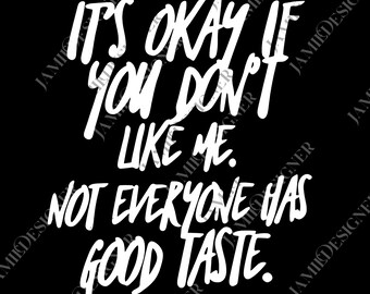 Puede incluir: Fondo negro con texto blanco: "IT'S OKAY IF YOU DON'T LIKE ME. NOT EVERYONE HAS GOOD TASTE." El texto está en negrita, con un estilo manuscrito. Las palabras "JAMIE DESIGNER" están impresas en diagonal en las esquinas.
