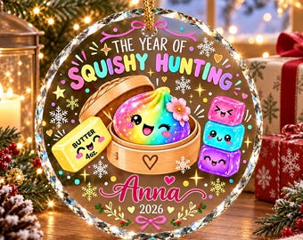 Adorno navideño de cristal "El año de la caza de juguetes blandos" de Olivia 2026, adorno para árbol de Navidad con forma de juguete blando, regalo divertido para amantes de la comida, recuerdo navideño 2026.