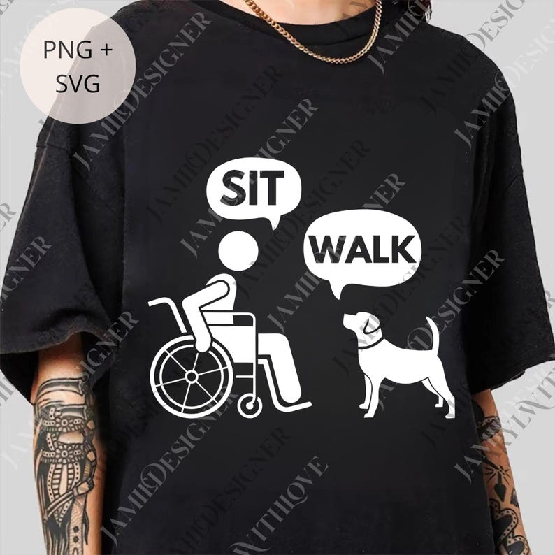Puede incluir: Camiseta negra con un gr&aacute;fico blanco de una persona en silla de ruedas y un perro. Las burbujas de di&aacute;logo dicen "SIT" y "WALK". La camiseta tambi&eacute;n tiene el texto "PNG + SVG".