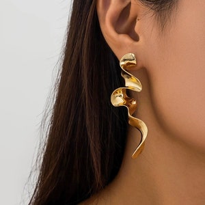 Boucles d'oreilles longues pendantes en métal torsadé irrégulier plaqué or 18 carats pour femme Boucles d'oreilles en spirale, clous d'oreilles géométriques en argent - Cadeau pour elle
