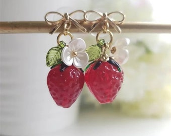 Handgemaakte glazen aardbei oorbellen | Ambachtelijke fruitsieraden | Uniek cadeau voor haar hypoallergene accessoires - Dangle Cottagecore oorbellen