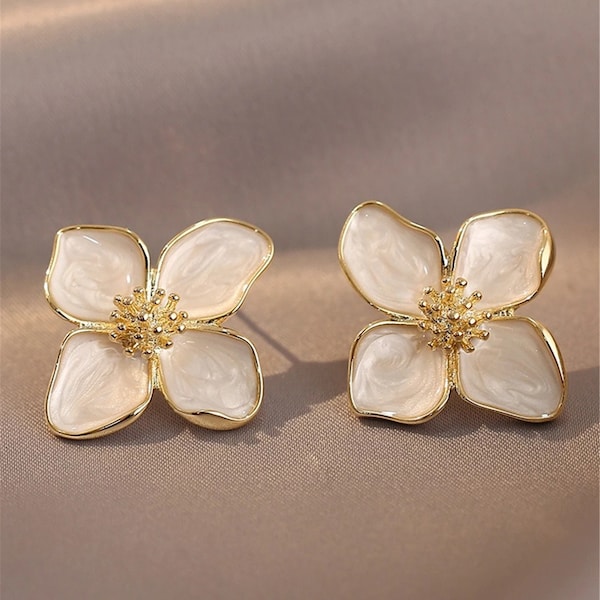 Vintage White Hibiscus Glazed Flower Stud Earrings Romantic Wedding Gifts for her Green Flower Earring