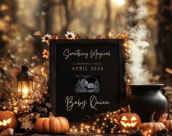 Może przedstawiać: Ogłoszenie o ciąży w stylu Halloween z czarną tablicą z napisem "Something Magical is Brewing Until April 2024" z obrazem USG i tekstem "Baby Quinn". Tablica jest otoczona dyniami, lampkami i kotłem.