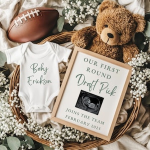 Anuncio digital de embarazo de fútbol americano de otoño, nueva selección de novato en el draft, revelación del género de un bebé varón en Acción de Gracias, Canva editable, redes sociales