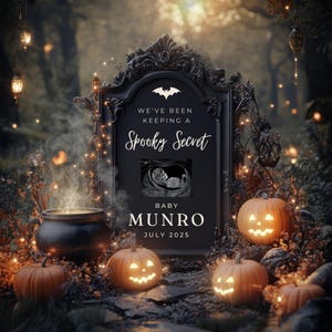 Op de afbeelding: Een zwart ingelijst bord met een griezelig Halloween-thema dat de komst van een baby aankondigt. Het bord luidt "We've been keeping a spooky secret. Baby Munro July 2025". Een echografiebeeld is op het bord te zien. Het bord is omringd door pompoenen en een ketel.