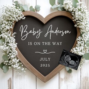 Anuncio de embarazo con pizarra de corazón minimalista bohemio, noticias de bebé de eucalipto, revelación de género de niña y niño, plantilla digital sencilla de Canva.