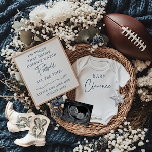 Puede incluir: Un anuncio de bebé con temática de bebé. La imagen incluye un balón de fútbol, un body blanco con "Baby Clarence", una ecografía, un letrero que dice "I'M PROOF THAT DADDY DOESN'T WATCH Football ALL THE TIME! LITTLE COWGIRL DUE AUGUST 2025", y botas de vaquero blancas.