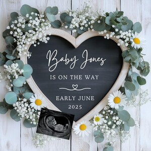 Anuncio de embarazo minimalista con margaritas y corazón floral en pizarra, noticias de bebé con eucalipto bohemio, revelación de género de niña, lienzo digital simple y neutro.
