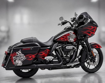 Puede incluir: Una motocicleta negra con gráficos de llamas rojas y un cerdo de dibujos animados con gafas y un casco con una bandera a cuadros. La moto tiene un carenado grande, un asiento de cuero negro, tubos de escape negros y ruedas negras con frenos de disco.