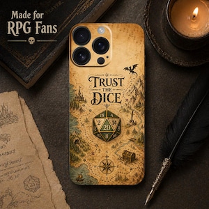 Puede incluir: Funda de teléfono con un diseño de mapa vintage, con el texto "Trust the Dice" y un gráfico de dado D20. La funda tiene un aspecto envejecido, similar al pergamino, con una silueta de dragón y las palabras "Made for RPG Fans".
